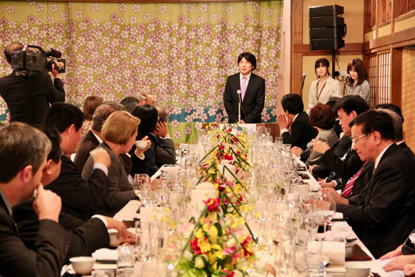 2010年のAPEC首席代表歓迎晩餐会場となり、あいさつする開発代表。