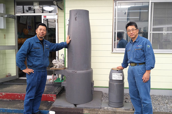 宮嶋俊介社長（左）と誠一郎会長。事務所玄関には戦艦「伊勢」の副砲と創始者である祖父が自ら作ったベルトハンマーの金床に使った砲弾の筒が飾られている