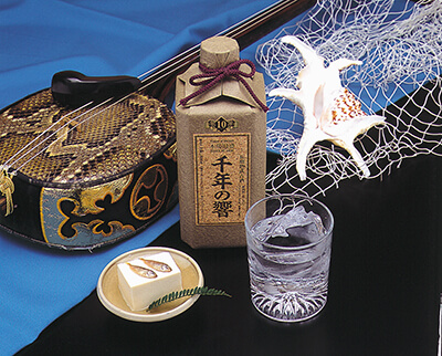 「沖縄の商品を世界に届けたい」という新垣通商イチ押しの商品、長期熟成古酒「千年の響」