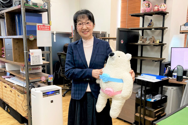 クマのぬいぐるみでiCTGの装着方法を示す尾形優子氏