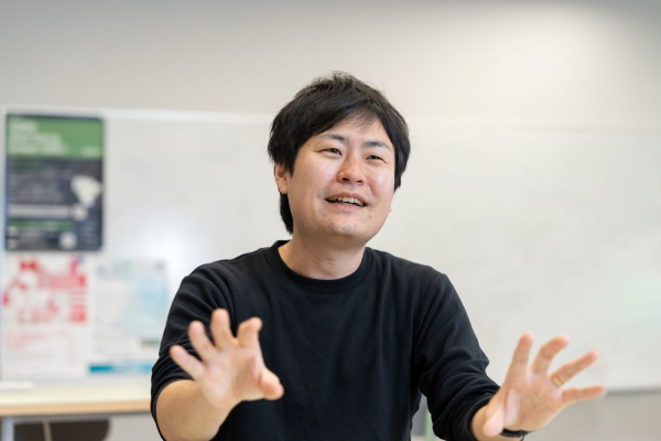 社内でミーティングを行う角谷氏ら