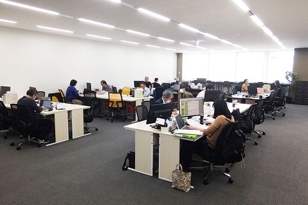 東京・晴海のオフィス。一人からのスタートだったが、今は30人の社員が羽藤氏を支えている