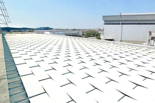 タイの工場に導入されたルーフシェード。海外での利用も広がりつつある