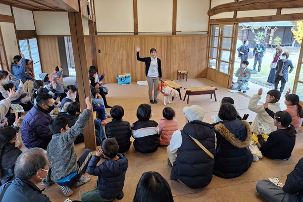 「万斛(まんごく)庄屋公園」内に整備した古民家レストランで地域住民を集めたイベントを開催