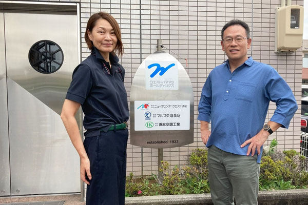 HDなど3社の社長を兼任してウエストハママツグループを率いる鈴木順之介氏(右)と妻の里枝氏