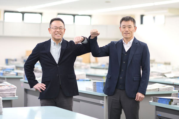 買収したマルマ中塩商店の社長は鈴木順之氏(右)が務める
