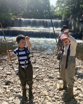 近隣の川で渓流釣りの体験もできる