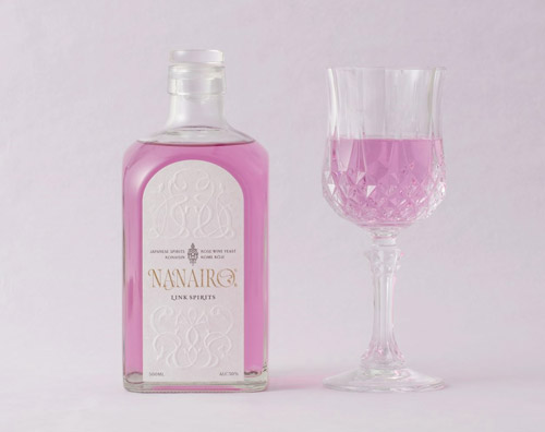 ピンク色の「NANAIRO-七色-」は本格芋焼酎ベースのスピリッツ