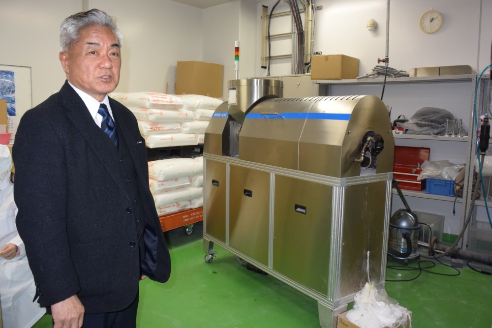 直径500±300nmのナノファイバーの量産を可能にした「量産型ナノファイバー溶融紡糸装置」の特徴を説明する近藤氏