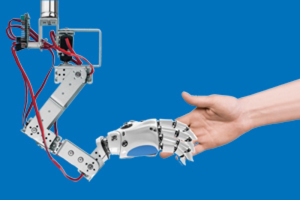 ロボットの手を握る写真